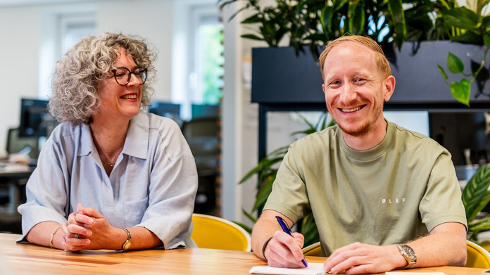 Foto - Trainee facilitair medewerker met twee rechterhanden